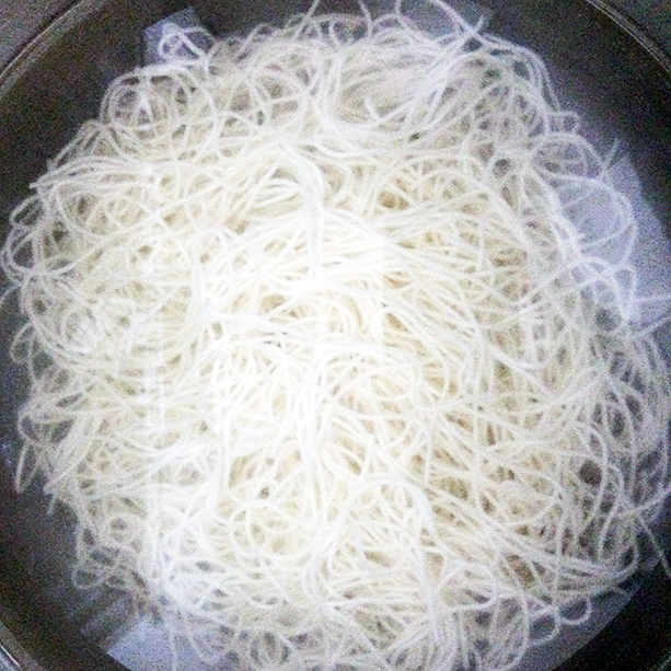 そうめんが茹で上がったら素早く冷水ですすぎます。