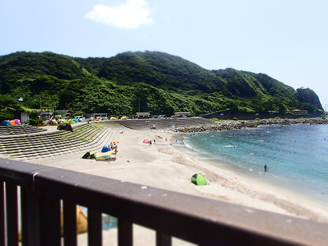 テント宿泊には最適な沢尻湾キャンプ場。この日もテントが沢山。