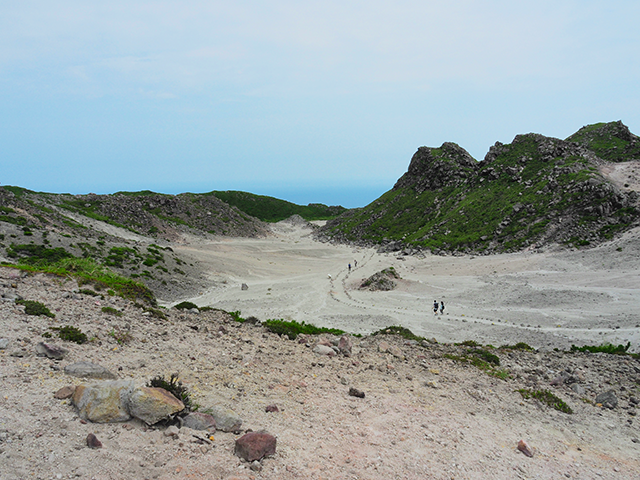 裏砂漠はまるで月の世界。山の上に砂漠があるなんて驚きです。