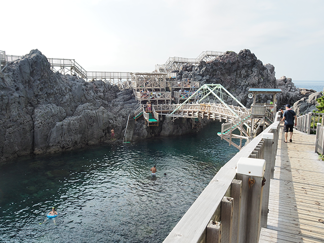 人気の遊泳スポットの赤崎遊歩道。飛び込みが気持ちいい！！
