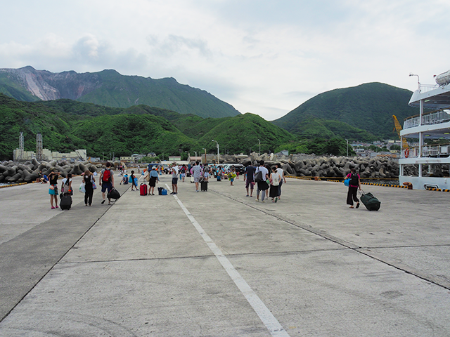 神津島へ上陸後すぐの写真。思っていたより山が高い。 フェリー下船後すぐに撮影した神津島。山が結構高い！