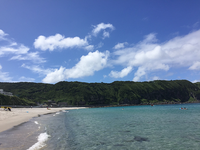 島のメインビーチ『前浜』。小さなお子様連れの方はここが一番いいかもですね。