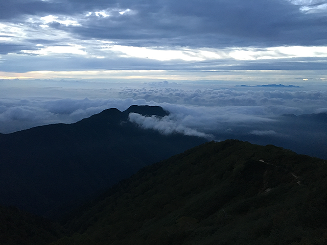 燕岳からの雲海。天気は微妙で、朝日は拝めませんでしたがとても気持ちが良かったです。