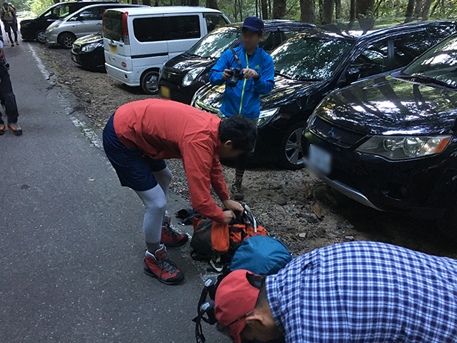 荷物を確認、準備しいざ登山口へ。