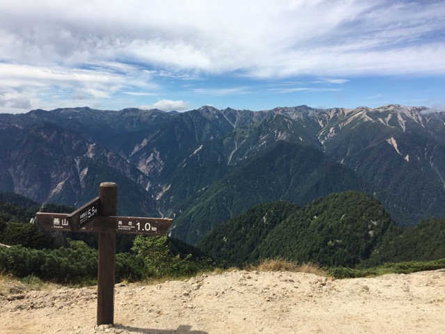 山頂ではありませんが、山荘前までようやく到着。この時の景色と気持ちの高揚は忘れられません。