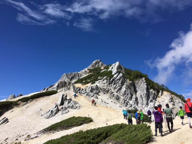 奥に見える燕岳山頂を目指し最後のもうひとふんばり。