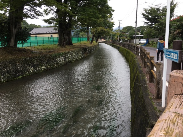 武家屋敷に向かう途中にあった川は、元々は内堀です。