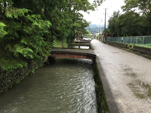 武家屋敷前にも川が。こちらは外堀だったようです。