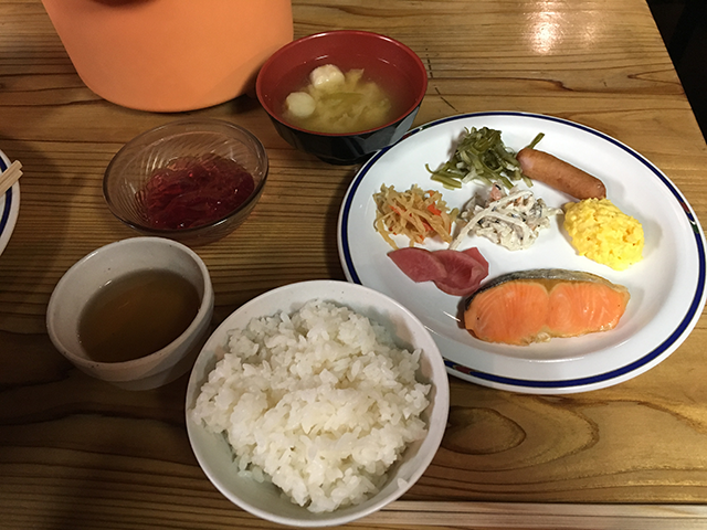 こちらは朝食。下山のためにしっかりとご飯は食べないとですね。