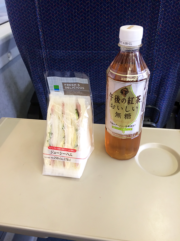 池袋を出発したのは12:30。旅の最初の飯は午後ティー無糖とサンドウィッチ。