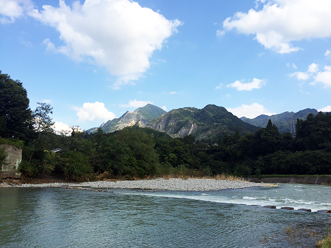 前日までの雨の影響で増水してますが、目的地の秩父市荒川総合運動公園横の河原。