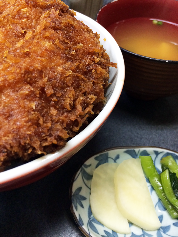 甘めのソースが肉の旨味を引き立てています。ボリュームもあっておいしいです！ちなみにカツは1枚、2枚と選べますので、お腹の減り具合で選んでください。