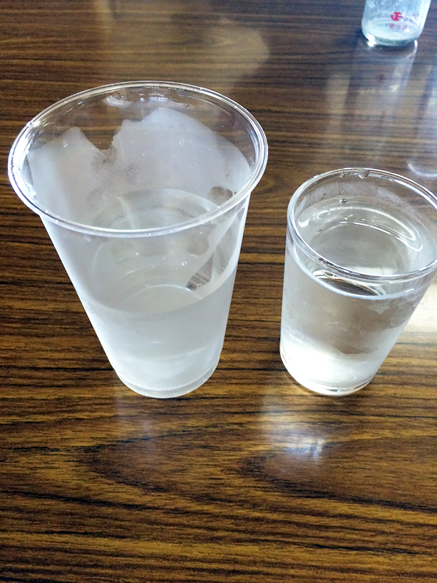 左い〜水H2。右が普通の水。まろやかって表現が正しいのか分からないですが、普通の水よりまろやかな気がします。