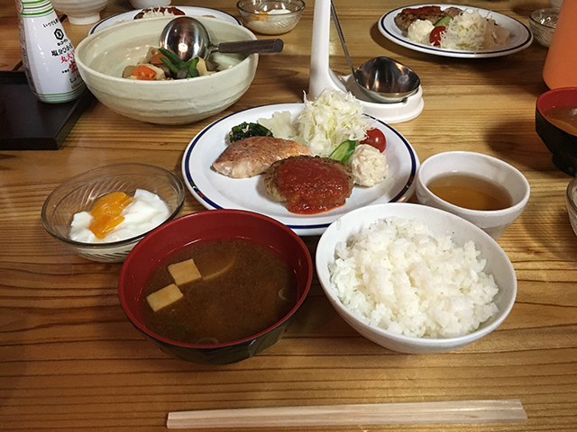 燕山荘の夕食。この日はハンバーグ、美味しかったです。