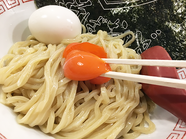 魚介の風味に豚肉の甘辛の味が合わさって、絶妙なバランス！たまごがうまく麺をコーティングしていて、スープに絡みながらも、負けずに麺も主張を残してる。このコラボも美味しいです！