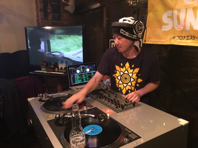 本格的にDJがまわしてくれます。写真はDJ TOKU。