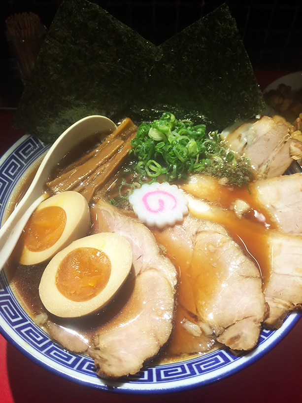 特醤油ラーメン950円。コクと風味がある醤油ラーメンで、塩加減がちょうど良くて美味しいです。