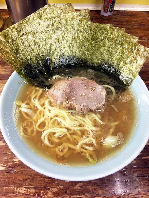 まこと家のラーメン海苔増800円。家系なんで味や麺の硬さはお好みで。味、麺普通で海苔増で注文。ビンビールをグラスで一杯いただき終わったタイミングでラーメン到着。中太縮れ麺に豚骨と鶏がらの合わせスープが良く絡みます。また、海苔が硬すぎず、かといってスープに解けない丁度いいハリがあって、その海苔を麺と合わせて食べるととっても美味しいです！