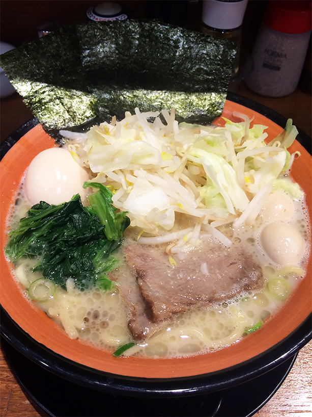 得盛ラーメン 900円。味、麺の硬さはお好みで選べますので、注文の際に言ってください。ちなみにこの日は所見だったので普通×普通で注文しました。