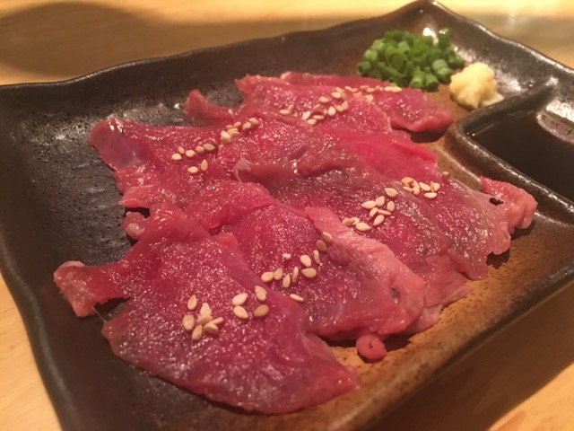 ヤギ刺し。牛肉よりかなり歯ごたえあります。お酒のツマミに最適です。