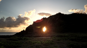 久米島で「ダイヤモンド朝日」を見られるシーズンが到来 1年で夏至の時期だけ見られる、「ミーフガー」の絶景サムネイル