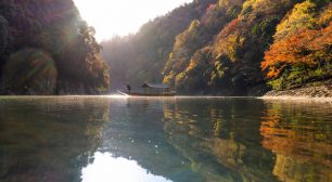 星のや京都 屋形舟を貸し切って朝日に輝く嵐山の紅葉を独り占め「朝のもみじ舟」1日1組限定開催　期間：2020年11月20日〜12月5日サムネイル